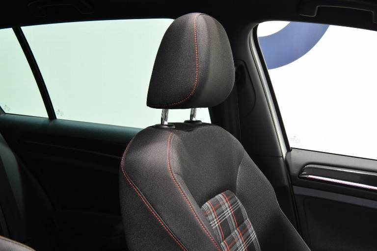 VOLKSWAGEN Golf GTI 41