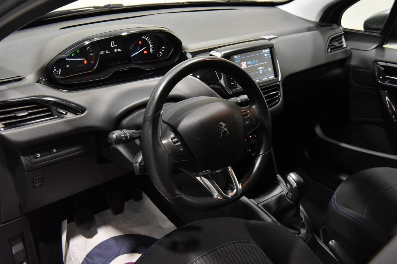 PEUGEOT 208 4