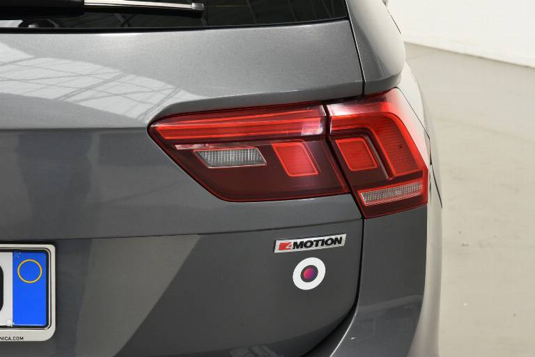 VOLKSWAGEN Tiguan 19