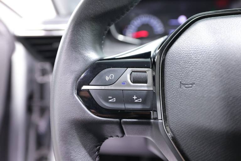 PEUGEOT 208 21