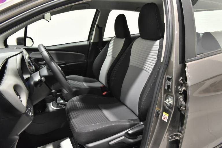 TOYOTA Yaris 4