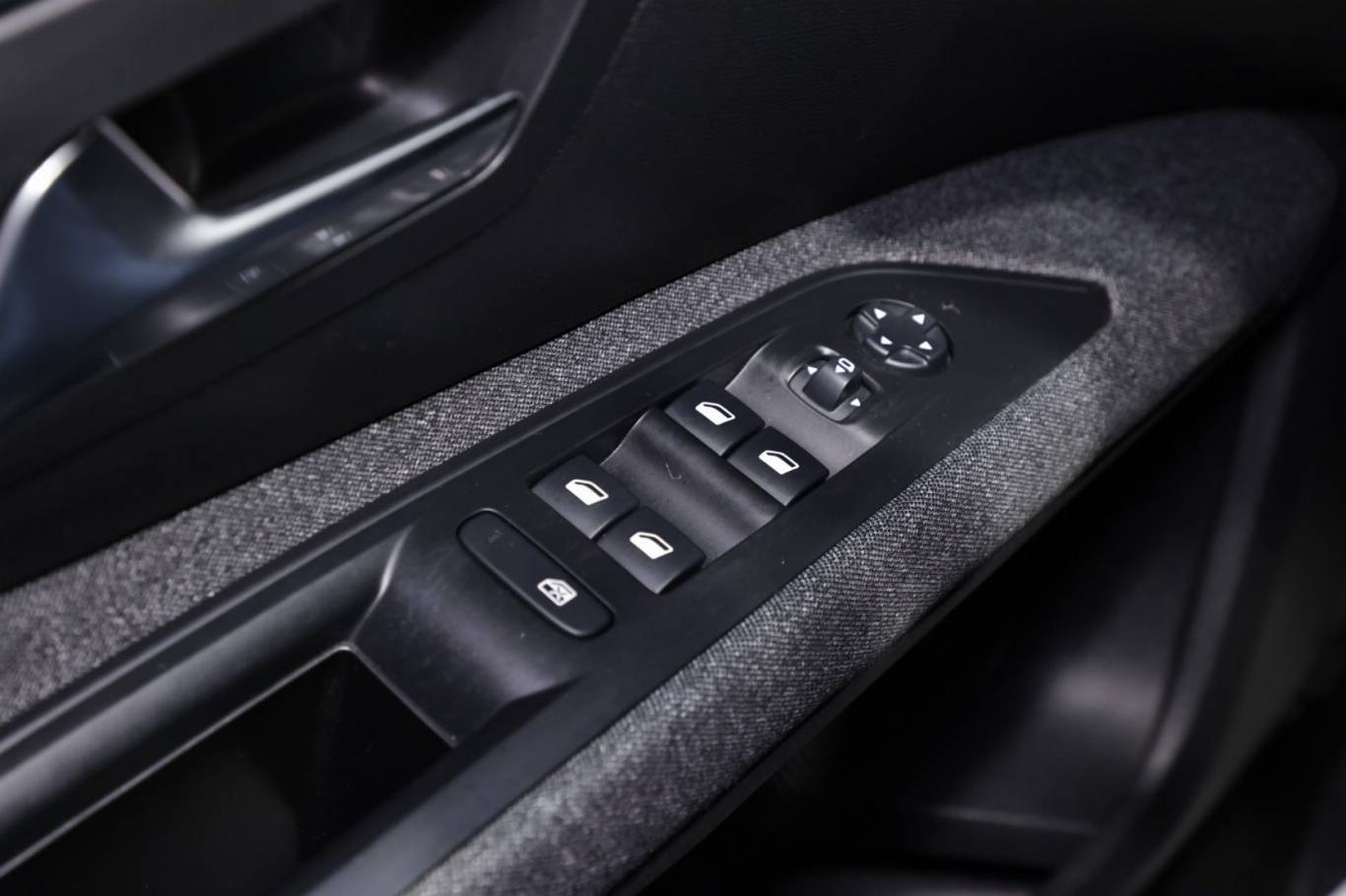 PEUGEOT 5008 28