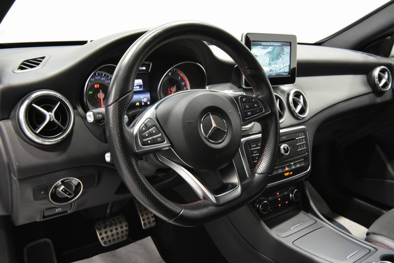 MERCEDES-BENZ CLA 200 3