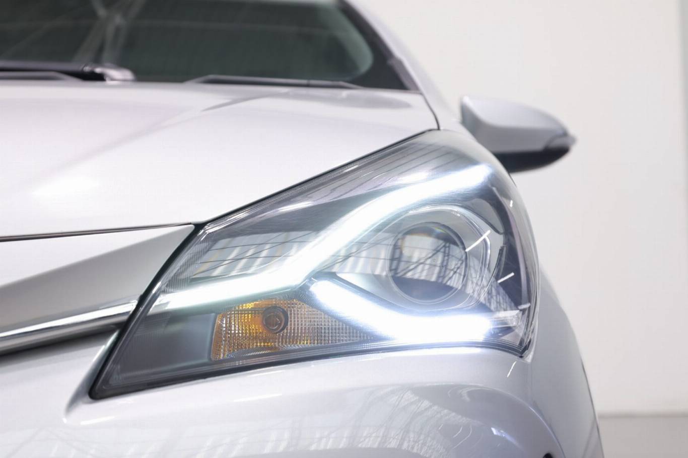 TOYOTA Yaris 12