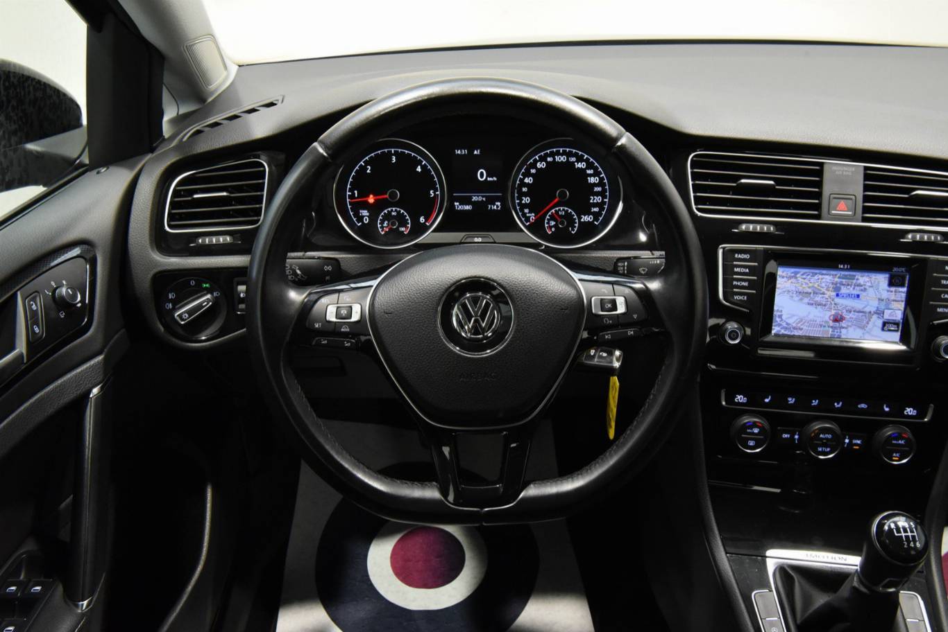 VOLKSWAGEN Golf 23