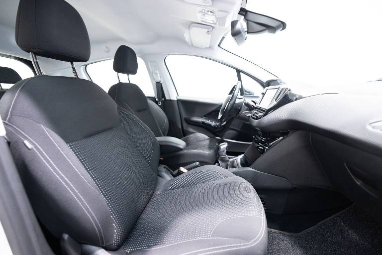 PEUGEOT 208 38