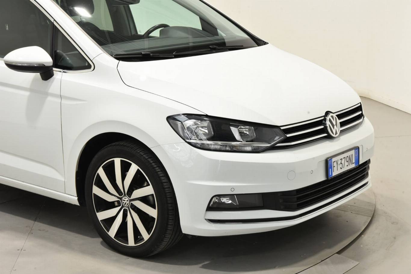 VOLKSWAGEN Touran 16