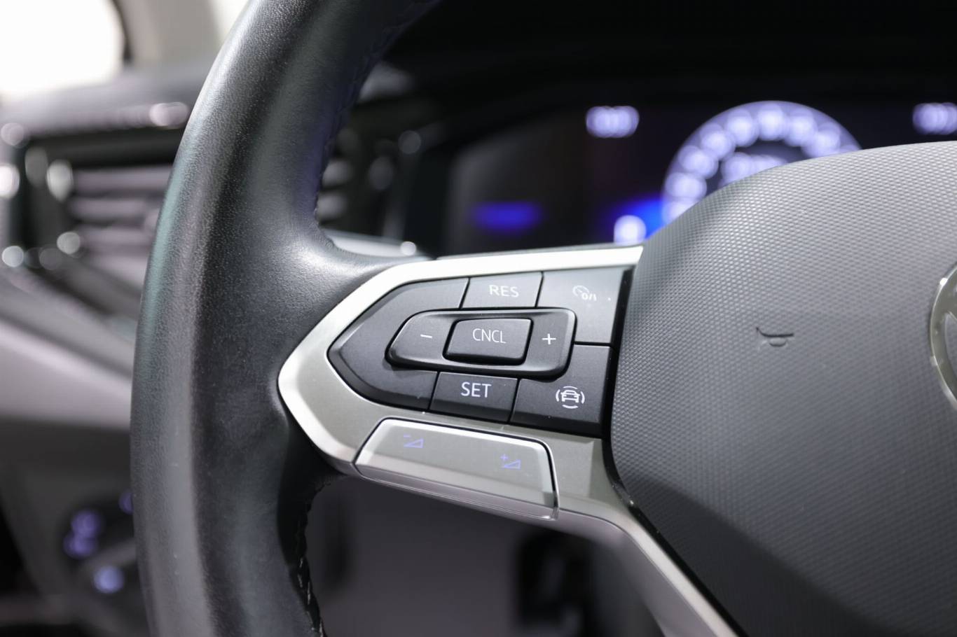 VOLKSWAGEN Polo 17